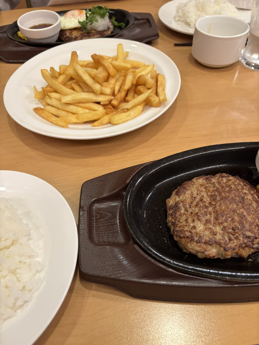 ガストのチーズinハンバーグ初めて食べたけど
安くてめちゃ美味しい🍚