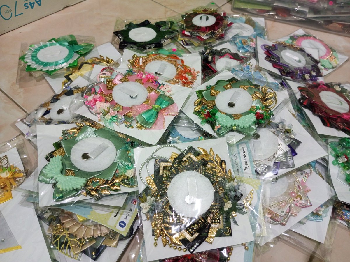 HoshiSeikyou's tweet photo. Guys aq bingung natanya gimana
Besok lok cari, lgsg bilang aja
KAK MAU LIAT KOTAK DONAT ππ
E-23, Sekte Kobro
#comipara #comipara6 #rosettebadge #toploaderdeco https://t.co/HACYJVs1kp