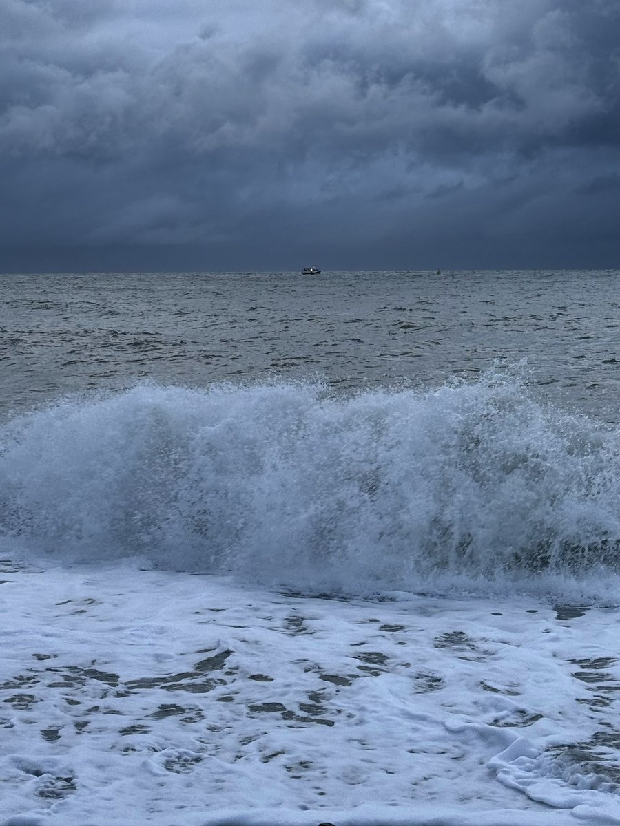 MarcD_Weegem's tweet image. Master Pippin and some moments from our morning.
Be well, friends. 🙌
.
#ireland #stormhour #ThePhotoHour #sunrise #wicklow #dogsofx #greystones #irelandsancienteast #KeepDiscovering