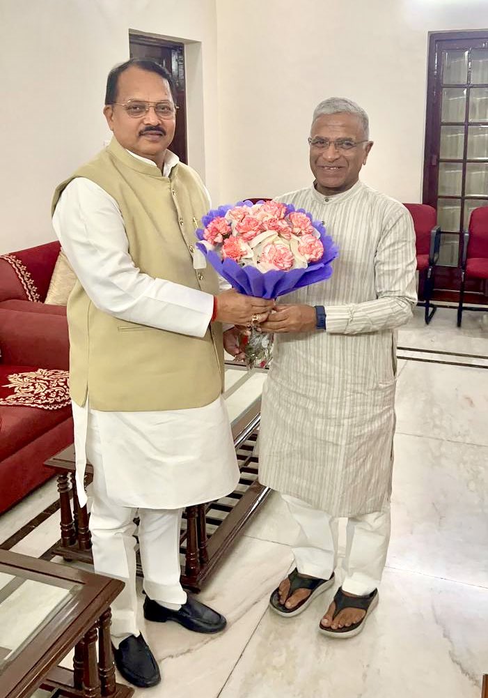 आज नई दिल्ली में माननीय सांसद श्री हरिवंश नारायण सिंह जी से उनके आवास पर भेंट कर, राज्यसभा के उपसभापति के रूप में निर्विरोध चुने जाने पर हार्दिक बधाई एवं शुभकामनाएँ दीं।

आपके सफल एवं प्रेरणादायक कार्यकाल के लिए अनंत शुभकामनाएँ। <a href="/harivansh1956/">Harivansh</a>