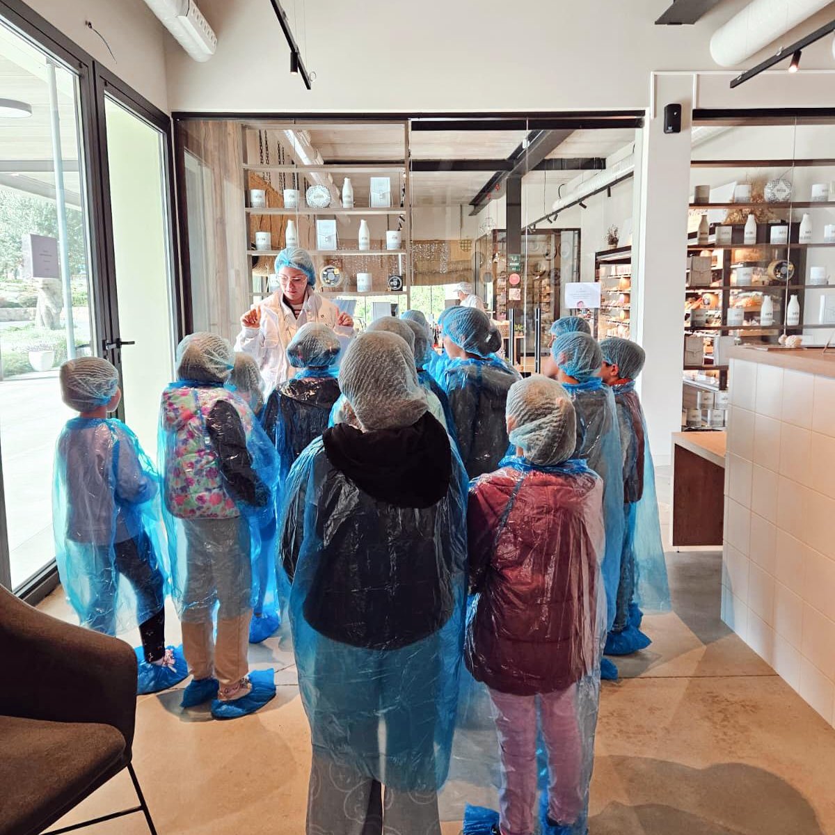 Vitartis's tweet image. 👩‍🏫Visita muy especial junto al CEIP Hospital de la Cruz de Toro a @quesoslaantigua dentro de #ExploradoresSTEM #CyL, proyecto en el que participa #Vitartis.
Los alumnos han conocido el proceso de elaboración del queso, descubriendo lo que hay detrás de un alimento del día a día🧀
