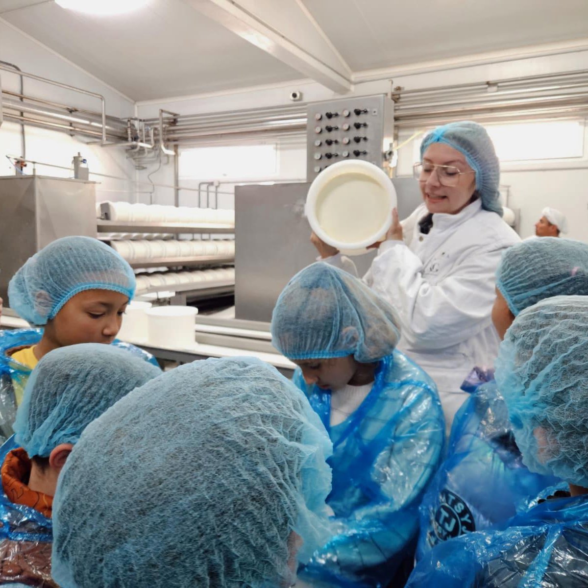 Vitartis's tweet image. 👩‍🏫Visita muy especial junto al CEIP Hospital de la Cruz de Toro a @quesoslaantigua dentro de #ExploradoresSTEM #CyL, proyecto en el que participa #Vitartis.
Los alumnos han conocido el proceso de elaboración del queso, descubriendo lo que hay detrás de un alimento del día a día🧀