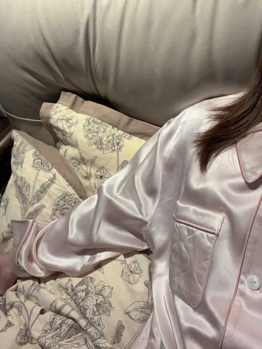 AidaGilAlba's tweet photo. お風呂に入って、新しいパジャマを着て、替えたてのシーツの上でドラマを観ています、 明日は早起きしなくていいので、気分が最高です～🛌✨ https://t.co/hyYSHqpSNp