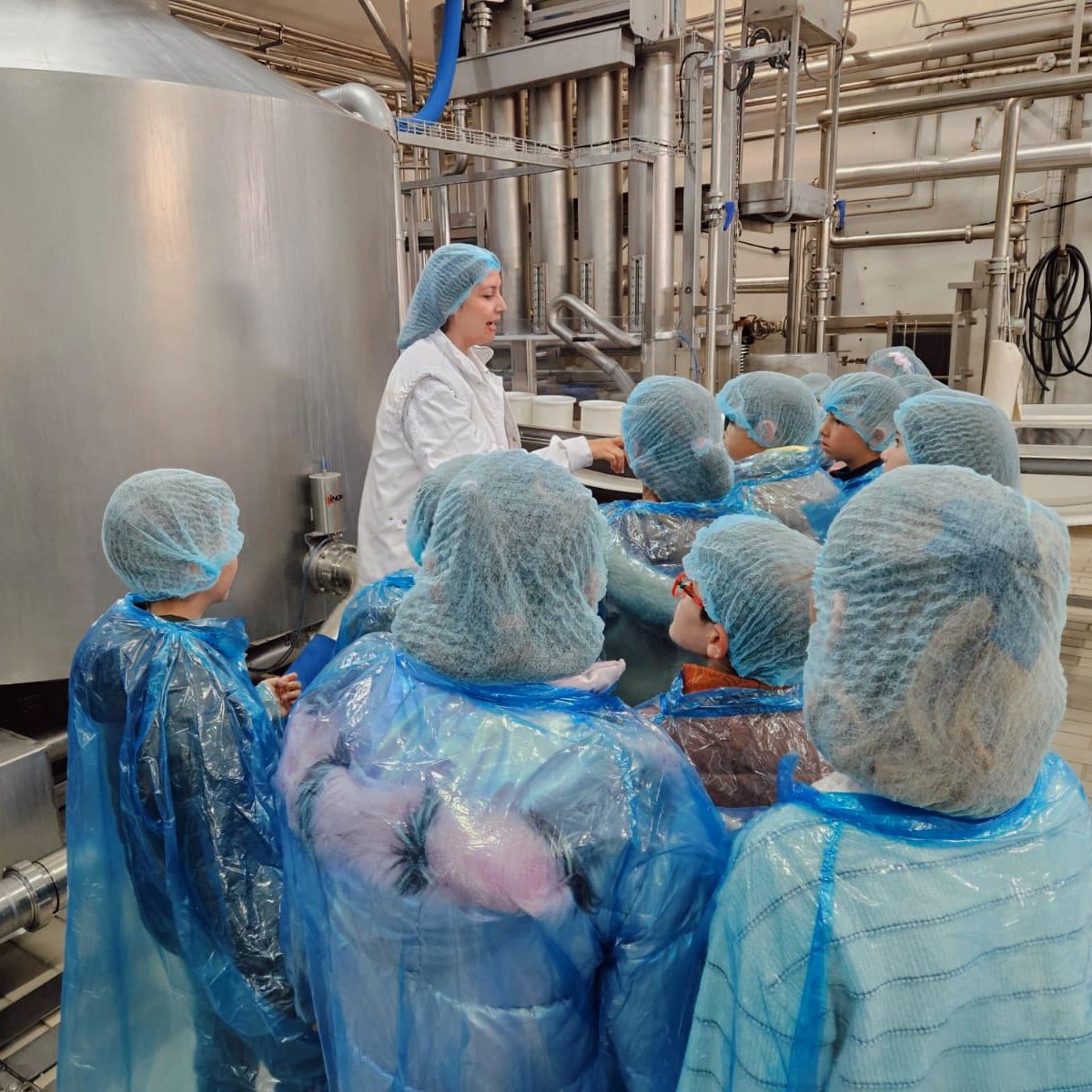 Vitartis's tweet image. 👩‍🏫Visita muy especial junto al CEIP Hospital de la Cruz de Toro a @quesoslaantigua dentro de #ExploradoresSTEM #CyL, proyecto en el que participa #Vitartis.
Los alumnos han conocido el proceso de elaboración del queso, descubriendo lo que hay detrás de un alimento del día a día🧀