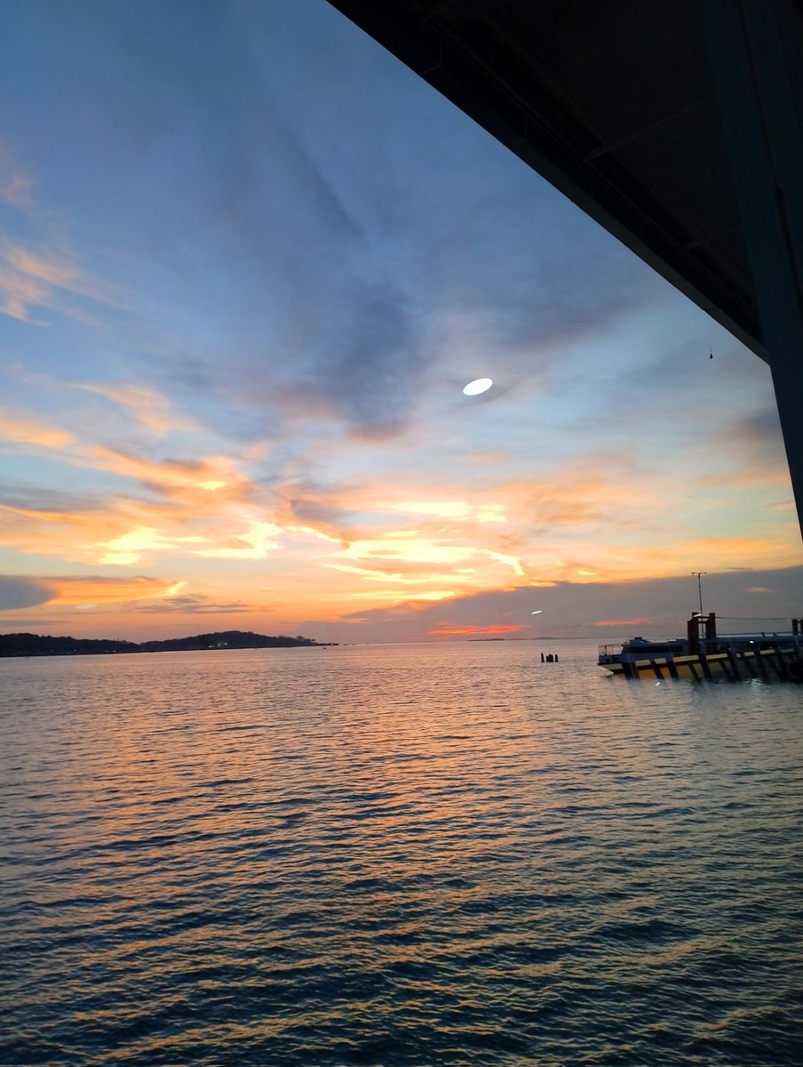 kiissedbypoem's tweet photo. Reading with the view. 🌊 https://t.co/sAqDesGqvc