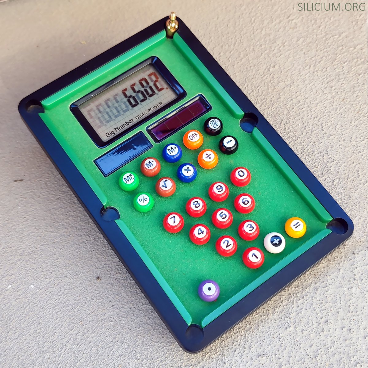 occitel's tweet photo. Je vous jure monsieur, j'utilise cette calculatrice uniquement pour mes calculs les plus complexes, genre la trajectoire de cette boule de billard qui va se loger dans le trou n° 8 !
😂🎱🎲
#geeklife #vintage #pooltablecalculator #silicium https://t.co/wrSFMKWGo3
