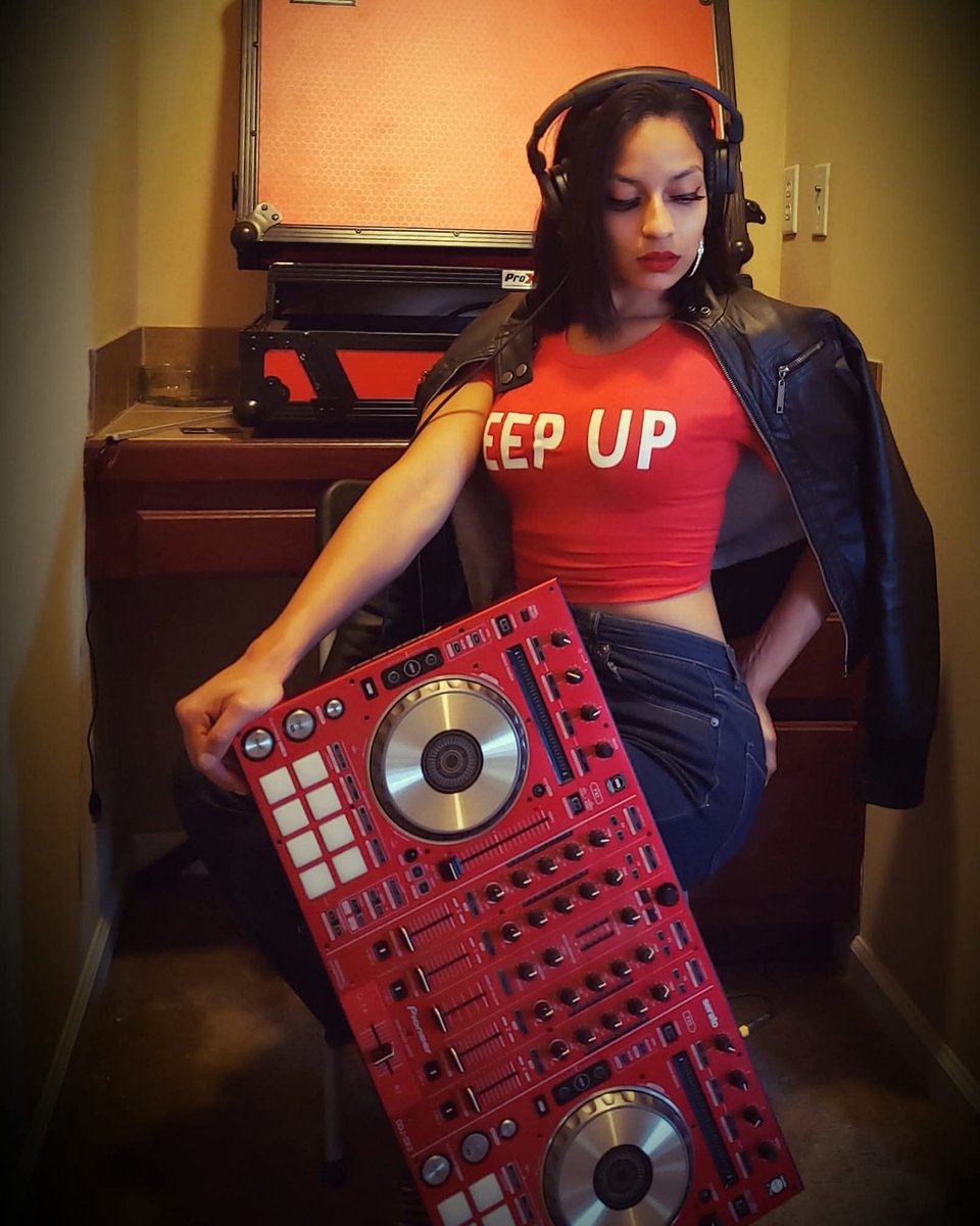 DjCheviRed's tweet image. Before the boxing world knew me...the music world loved me 🤟🏽💋 DJ Chevi Red . My first love and I battle !! #dj #boxing #throwback #friday #music #trending #fightnight  #fashionnova #afrolatina #boxingnews #follow #vibe