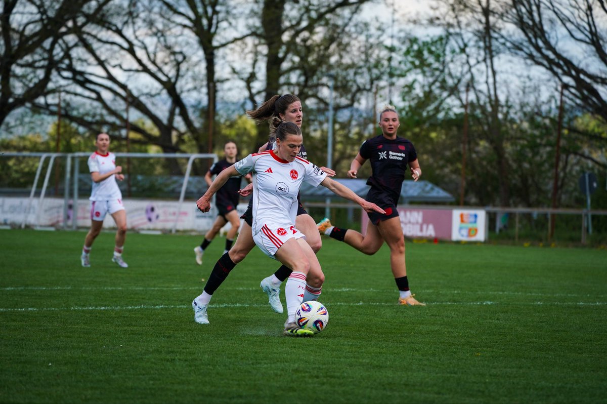 clubfrauen's tweet photo. ⏰ 29‘
Wieder scheitert #Lein an #Borggräfe 😫
0:0 | #B04FCN | #fcn | #clubfrauen https://t.co/9O4Dpzksh5
