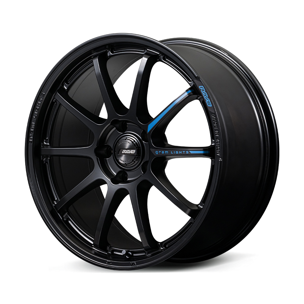 rayswheels_'s tweet photo. !!!

gramLIGHTS 57NR LIMITED II Debut !

57NRは、軽さ・剛性・強度をすべて成立させるために設計段階でほぼ完成していたホイール。
10スポ���クの中で応力を最適に流し、無駄を削ぎ落とした答えがこの形だ。
LIMITED 2でもその完成度は変えない。
加えたのは「意味のある違い」だけ。
セミグロスブラックは光を抑え、スポーク断面やC-FORMの立体を正しく見せる。
メタル調ステッカーも装��ではなく、回転時の視認性を高めるための機能。
ステッカーカラーはブルー、グリーン、レッド。勝利の瞬間や走りの衝動を象徴する色だ。
57NR LIMITED 2は特別を誇るモデルではない。
より長く、多くのシーンで使うための一手。
余計なことはしない。それがRAYSのものづくり。

製品ページはこちら
https://t.co/hVBYZ6izIw

***
#rays #rayswheels
#gramlights #57NR #57nrlimited_II #gramlights57limited_II
#madebyrays #madeinhouse #madeinjapan