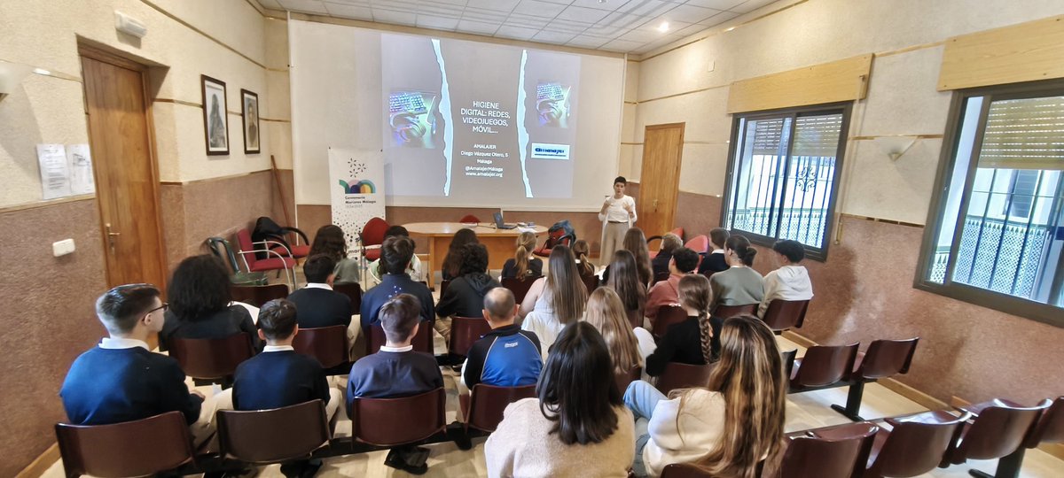 AmalajerMalaga's tweet photo. Hoy nuestra entidad de la mano de @RaquelC1809 ha realizado uno de los talleres de Mediadores del @IAJuventud sobre Higiene Digital 📱🎮 en el Colegio Maristas de Málaga. #Prevención https://t.co/TCAcRAO0aO