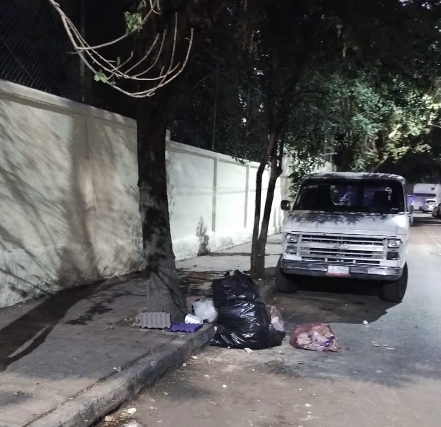 dowwell's tweet photo. Secundaria 20 solicita su amable intervención
@ClaraBrugadaM @mario_delgado @MHcesac
@OlaMHmx @AlcaldiaMHmx @mauriciotabe para retirar la basura que aparece  hoy afuera de la escuela como si la entrada fuera contenedor, “basura de colonos”. Lago Ammer y Lago Erne Pensil Norte https://t.co/y5bufLlDuA