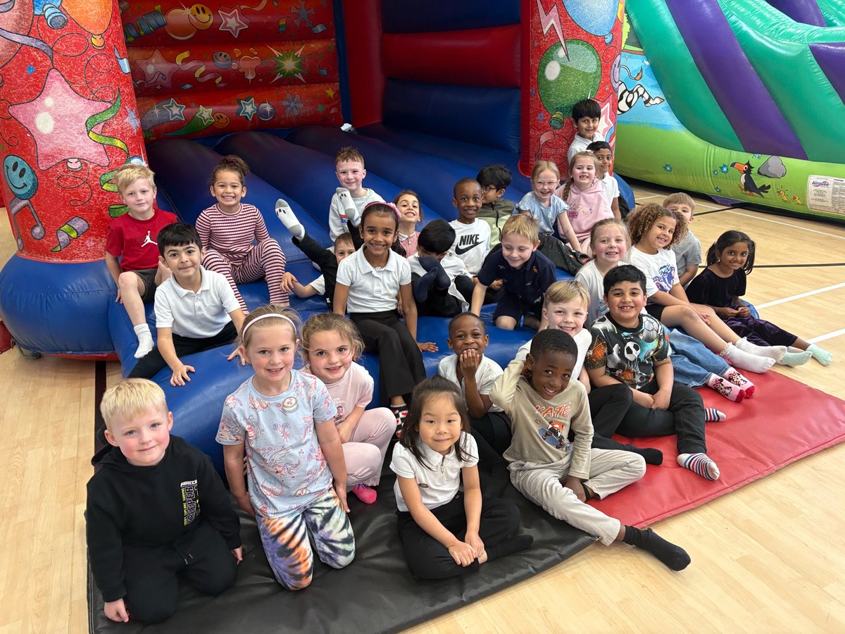 Leechapelsch's tweet image. Silkin Griffin are enjoying year 1s first inflatables reward 🤩

#weareleechapel #inflatables