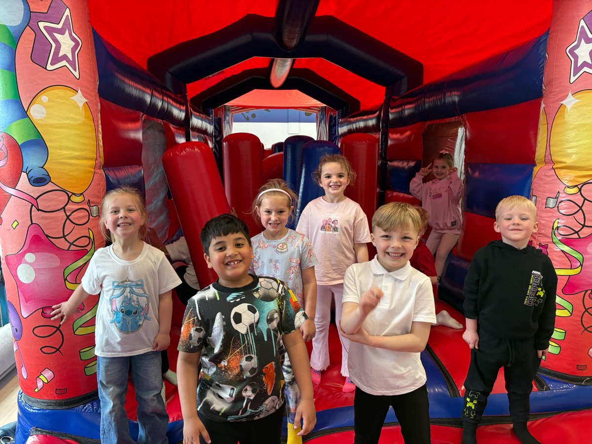 Leechapelsch's tweet image. Silkin Griffin are enjoying year 1s first inflatables reward 🤩

#weareleechapel #inflatables