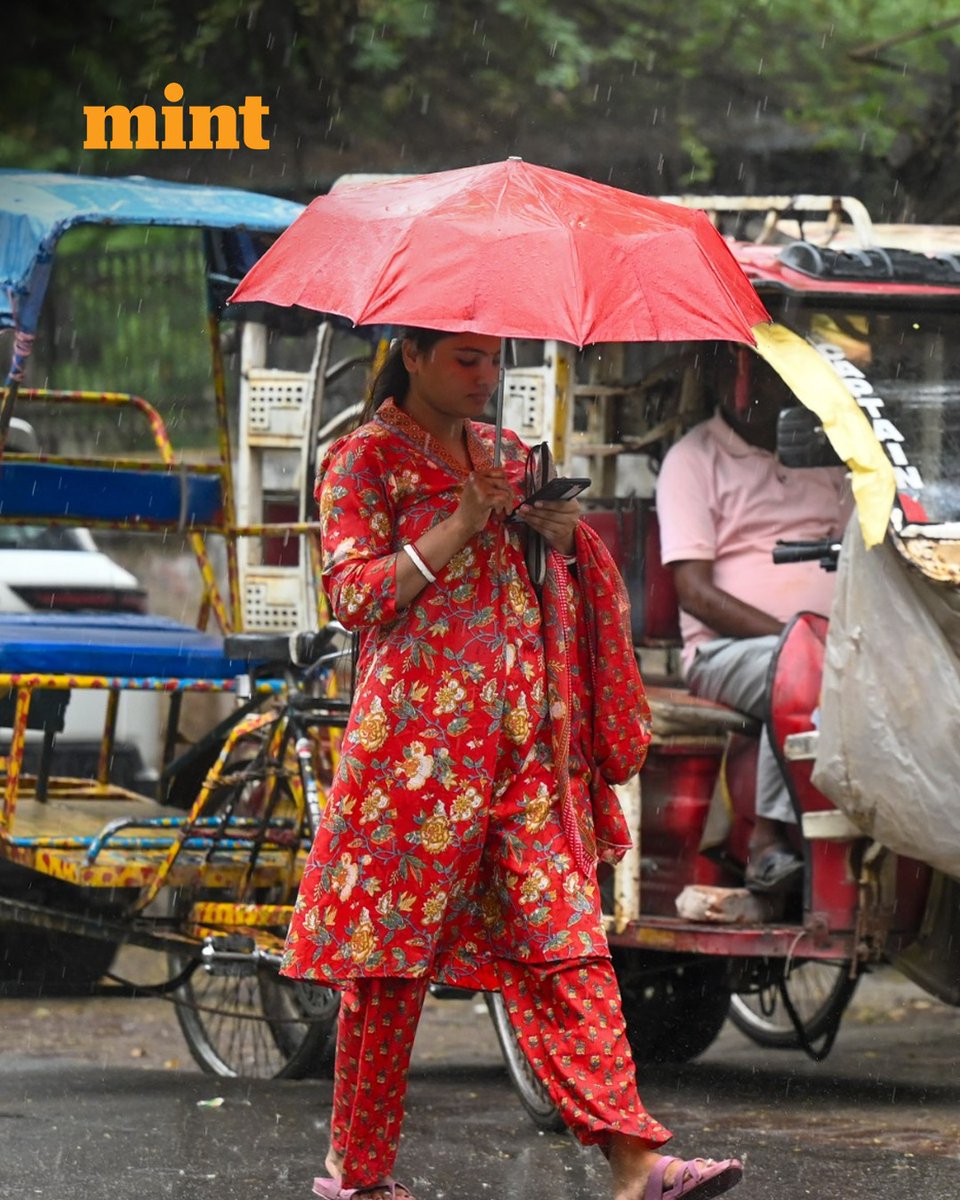 livemint's tweet image. #INPICS | Commuters seen out during light rains in the evening. The rain made the weather pleasant, and the heat subside slightly , in Noida.
(Photo by Sunil Ghosh / Hindustan Times)
