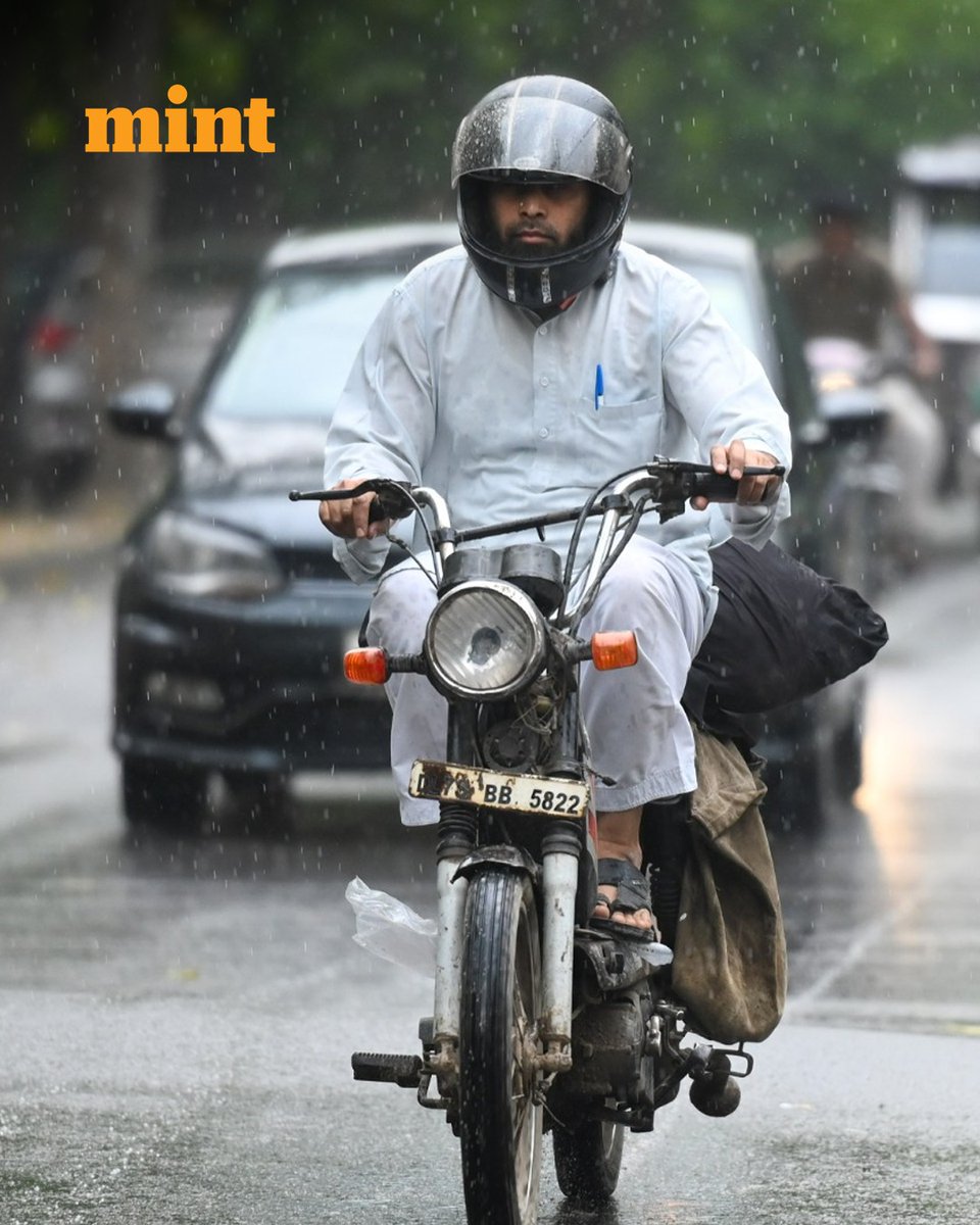 livemint's tweet image. #INPICS | Commuters seen out during light rains in the evening. The rain made the weather pleasant, and the heat subside slightly , in Noida.
(Photo by Sunil Ghosh / Hindustan Times)