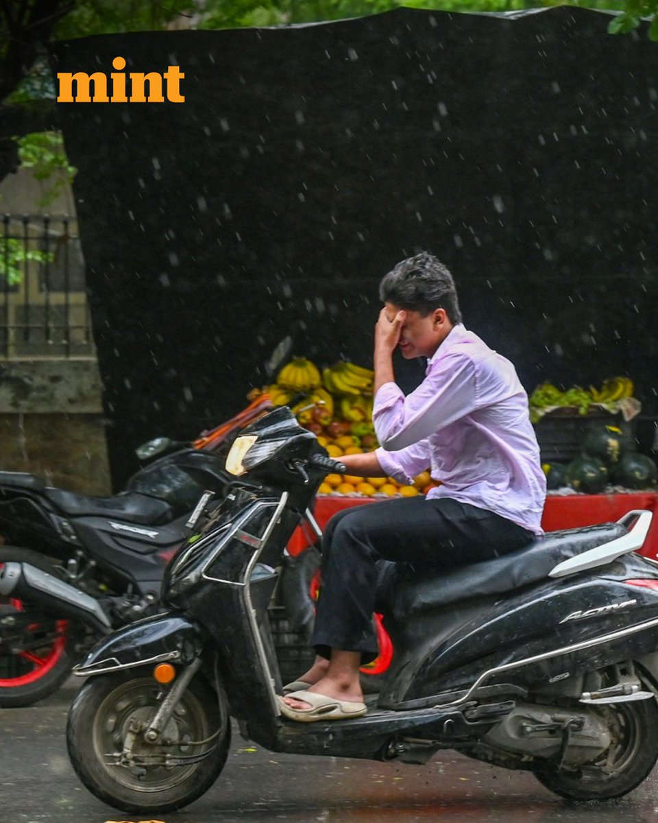 livemint's tweet image. #INPICS | Commuters seen out during light rains in the evening. The rain made the weather pleasant, and the heat subside slightly , in Noida.
(Photo by Sunil Ghosh / Hindustan Times)