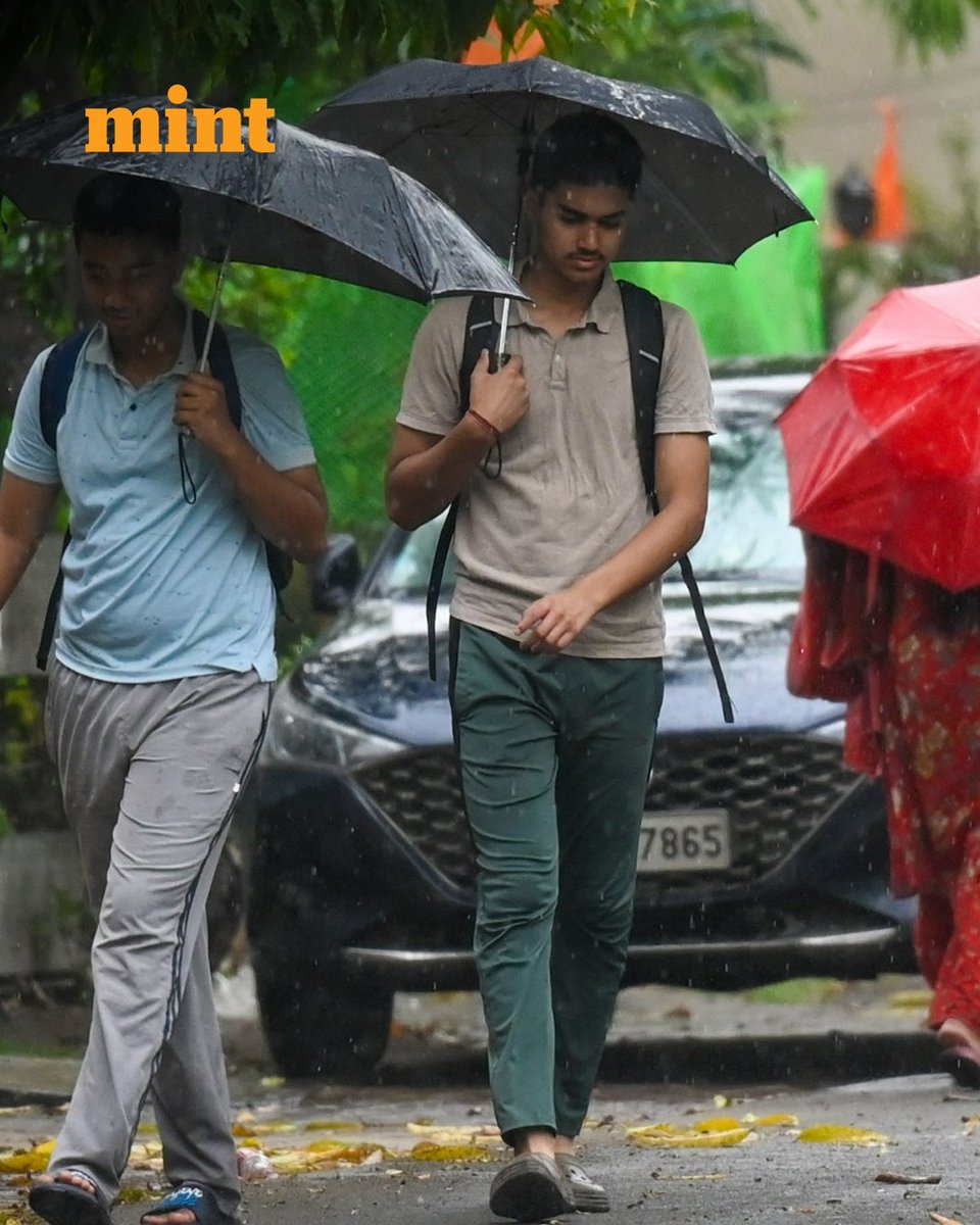 livemint's tweet image. #INPICS | Commuters seen out during light rains in the evening. The rain made the weather pleasant, and the heat subside slightly , in Noida.
(Photo by Sunil Ghosh / Hindustan Times)