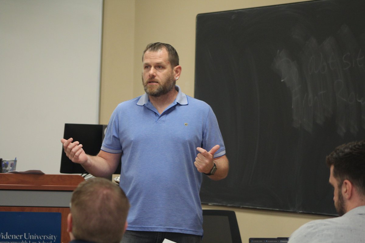 WidenerLawCW's tweet photo. @ProfBuchhandler and @WidenerLawCW's Criminal Law Society hosted @DavidLeegarlock for a powerful talk, “From Abused to Accused: Lived Experiences in the Criminal Legal System.”
#TraumaInformedLawyering #VictimizedOffenders #MenToo #ReentryAdvocacy https://t.co/MBjEOoMUVi