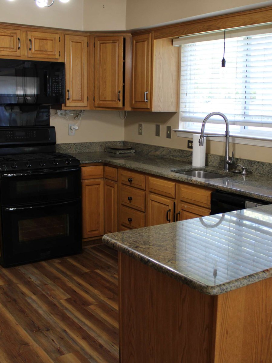 pietowntv's tweet image. Tonight on #HouseHunters 🩺
Married nurses need a bigger place for themselves and their 5 pets in #NewJersey. They're wary of buying again after losing thousands on a previous home that fell through, but staying in their cramped row home is no longer an option.

10|9c on @HGTV 🐕