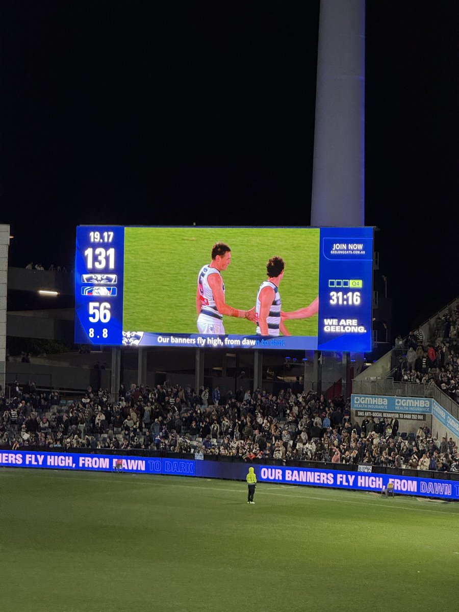 Number 5 kicking 10 at Kardinia Park

It takes me back 🥲

#AFLCatsDogs
