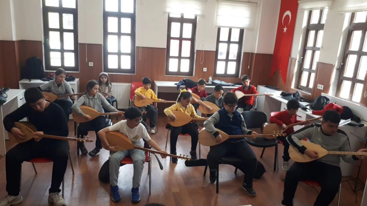 Kaman_GM's tweet photo. Kaman Gençlik Merkezi olarak Kulüp ve Atölye faaliyetleri kapsamında düzenlediğimiz Bağlama kursumuz devam ediyor.

@oa_bak @gencliksporbak @kirsehirvaliligi @muratsefademiryurek @cakmakciyasin https://t.co/KBAq2Y32px