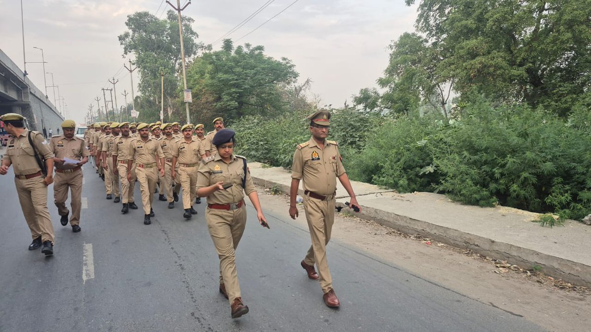 amrohapolice's tweet image. जनपद अमरोहा के औद्योगिक क्षेत्र गजरौला में संभावित मजदूर आंदोलन के मद्देनज़र #SP अमरोहा श्री लखन सिंह यादव के निर्देशन में #क्षेत्राधिकारी_धनौरा द्वारा सुदृढ़ सुरक्षा व्यवस्था की गई। शांति एवं कानून व्यवस्था बनाए रखने के लिए क्षेत्र में फ्लैग मार्च किया गया।
@Uppolice