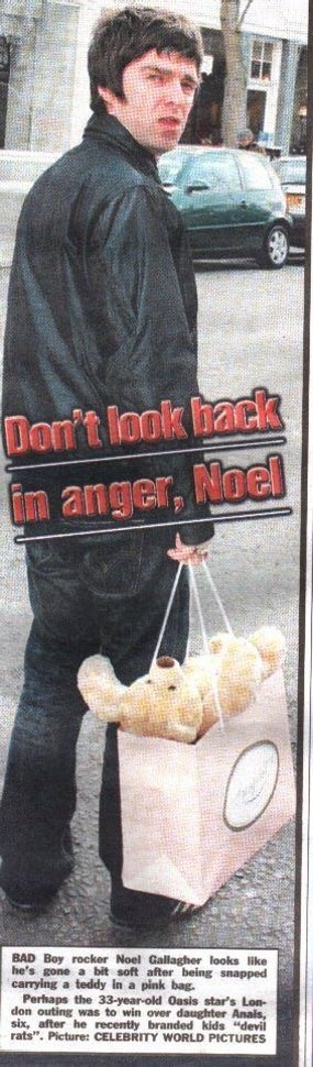 DlRTYSHlRT's tweet image. do we think he grabbed the first teddy bear he saw or stood there contemplating every choice