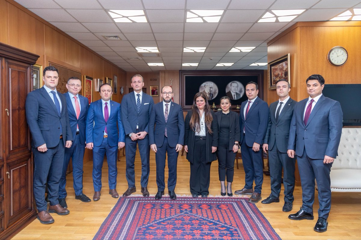 sosgumder's tweet photo. Dernek yönetim kurulu olarak, Sosyal Güvenlik Kurumu  Başkanımız Sayın Yunus Elitaş’ı makamında ziyaret ettik.
Denetim hizmetlerinin etkinleştirilmesi ve müfettişlerimizin çalışma koşullarına ilişkin değerlendirmelerin paylaşıldığı ziyarette, Kurumumuzun geleceğine dair verimli bir fikir alışverişi gerçekleştirdik.
Sayın Başkanımıza gösterdikleri ilgi ve misafirperverlik için teşekkür ederiz.