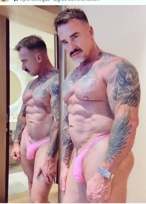 jrasantos100666's tweet image. Ross Hurston, atleta britânico, 53 anos, 1, 75cm, 95kg, atua como ator pornô...

#bodybuilder, #bodybuilding, #fisiculturismo, #gym, #bulge, #tattoo, #muscle, #musculosos, #culturismo, #gay, #fitness, #aesthetics