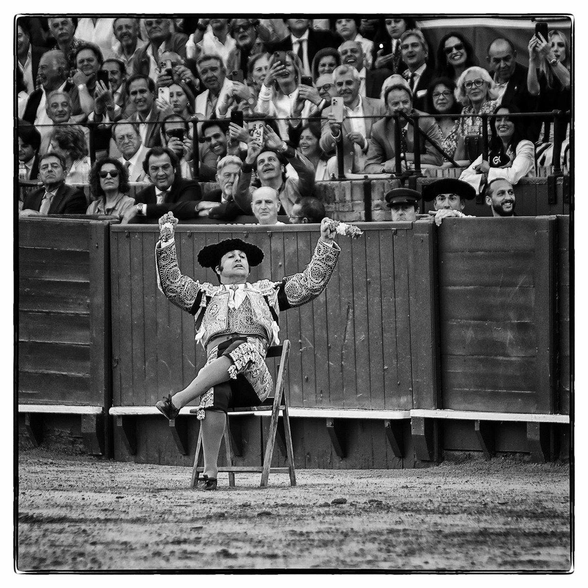 Otra reflexión: venimos de años donde sólo importa el último tercio. Los toreros se desentienden absolutamente de la lidia. Tanto de la suya como de la de sus compañeros. ¿Sabemos el valor de la LIDIA TOTAL que vimos ayer? Morante dignifica el arte de la tauromaquia.