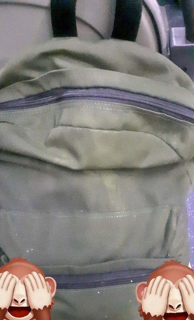 syokk banget aku pikir kejatuhan airnya sedikit, gataunyaa basah banget ini tas, keruudng 🤔
tolong dongss <a href="/PT_Transjakarta/">Transportasi Jakarta</a> itu halte csw bocor plafon-nya udah lama, ga dibetul-betulin 😌 
nunggu bus 1m bukannya kejatuhan uang 1m, ini kejatuhan air kotor 😭
