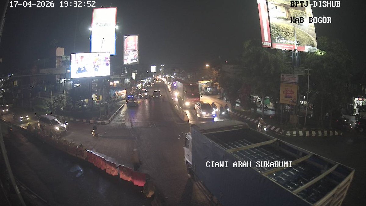 Informasi lalu lintas saat ini di simpang Ciawi terpantau ramai lancar dari semua arah. Selalu taati rambu lalu lintas dan marka jalan demi keselamatan bersama.