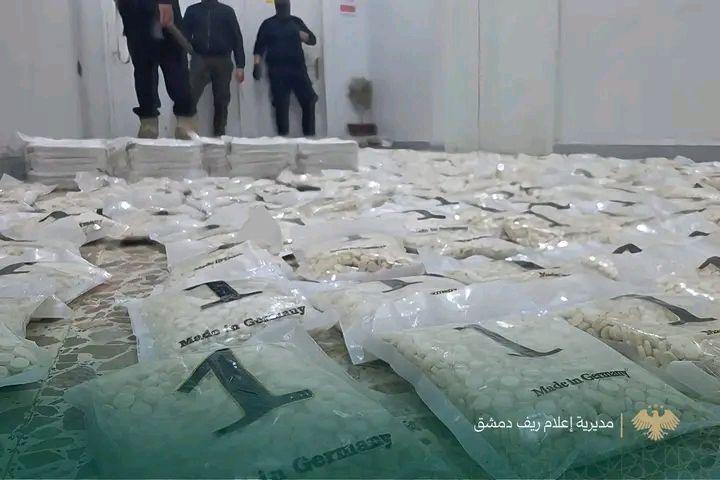 QalaatAlMudiq's tweet image. #Syria: another large drug-smuggling attempt from Lebanon has been thwarted.

The seizure took place in the mounts near Yabrud (N. #Damascus).

This time, drugs were transported on the backs of pack animals.

Around 400,000 Captagon pills and 120 kg of hashish were confiscated.