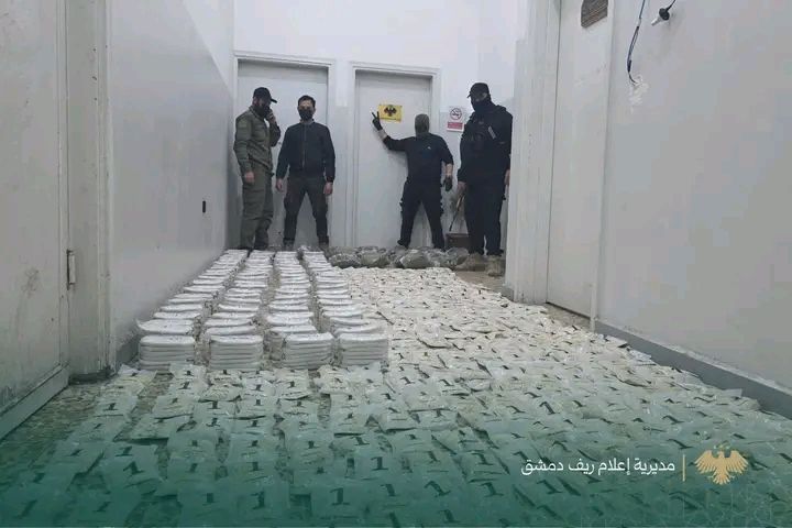 QalaatAlMudiq's tweet image. #Syria: another large drug-smuggling attempt from Lebanon has been thwarted.

The seizure took place in the mounts near Yabrud (N. #Damascus).

This time, drugs were transported on the backs of pack animals.

Around 400,000 Captagon pills and 120 kg of hashish were confiscated.