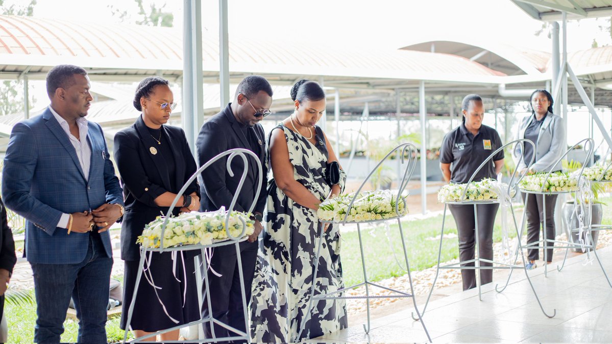 PSF_RWA's tweet image. Kwibuka32: Uyu munsi @PSF_RWA yunamiye abikorera bishwe muri Jenoside yakorewe Abatutsi mu 1994. Iyi gahunda yatangijwe no gutanga inkunga ku Karere ka @Nyarugenge yo gufasha abarokotse bo mu Itsinda Abiyubaka @SectorKigali. 
#Neveragain