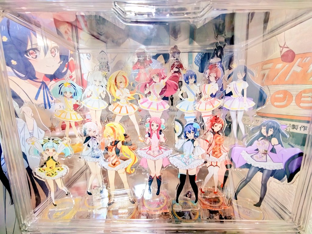 sudden2death's tweet photo. どうしてもグッズを飾りたくて試行錯誤中…
スリコのボックスが良い感じ！
最近買ったクリアポスターのイラストが良すぎる
そしてドンキゾンビィ、ヴィレヴァンゾンビィが好きすぎる
いつかマチアソビゾンビィを揃えたい https://t.co/r6SMEYt7is