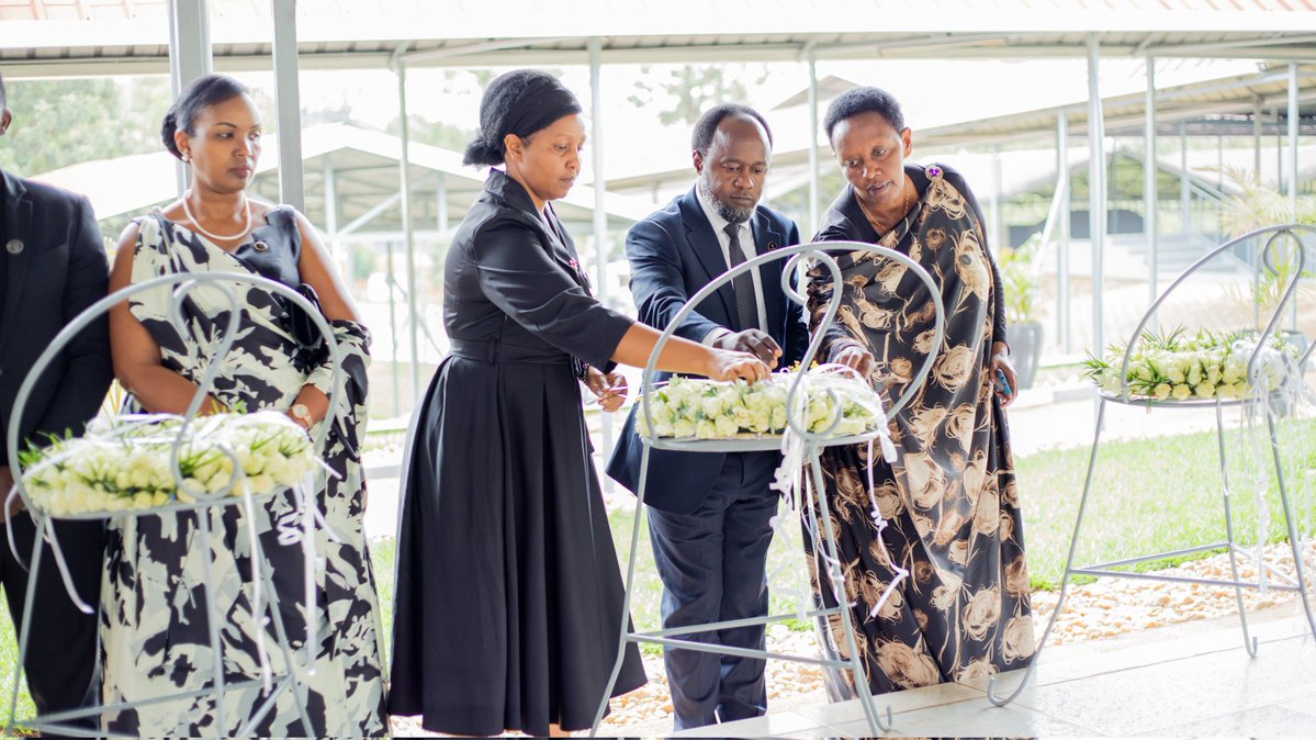 PSF_RWA's tweet image. Kwibuka32: Uyu munsi @PSF_RWA yunamiye abikorera bishwe muri Jenoside yakorewe Abatutsi mu 1994. Iyi gahunda yatangijwe no gutanga inkunga ku Karere ka @Nyarugenge yo gufasha abarokotse bo mu Itsinda Abiyubaka @SectorKigali. 
#Neveragain