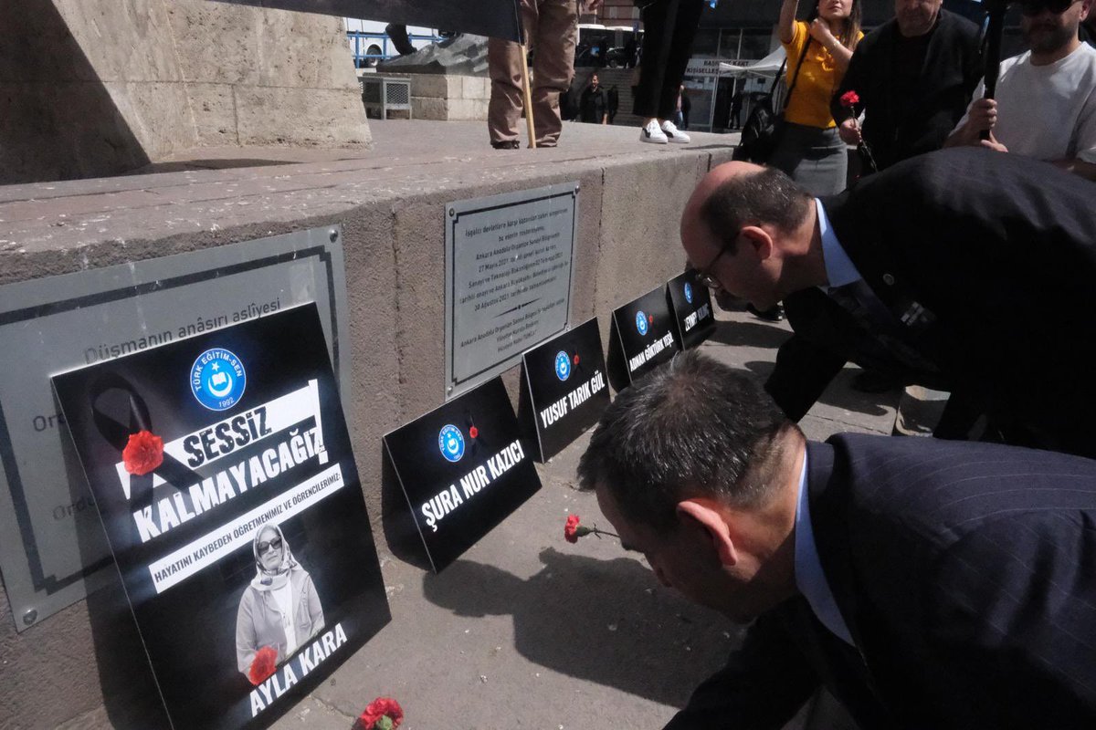 Kahramanmaraş’ta meydana gelen ve bizleri derin bir üzüntüye sürükleyen elim hadisenin ardından Ankara Ulus Atatürk Heykeli önünde, Türk Eğitim-Sen’imiz tarafından düzenlenen anma programına katıldık.

Okul saldırılarında hayatını kaybeden öğretmen ve öğrencilerimizi rahmetle