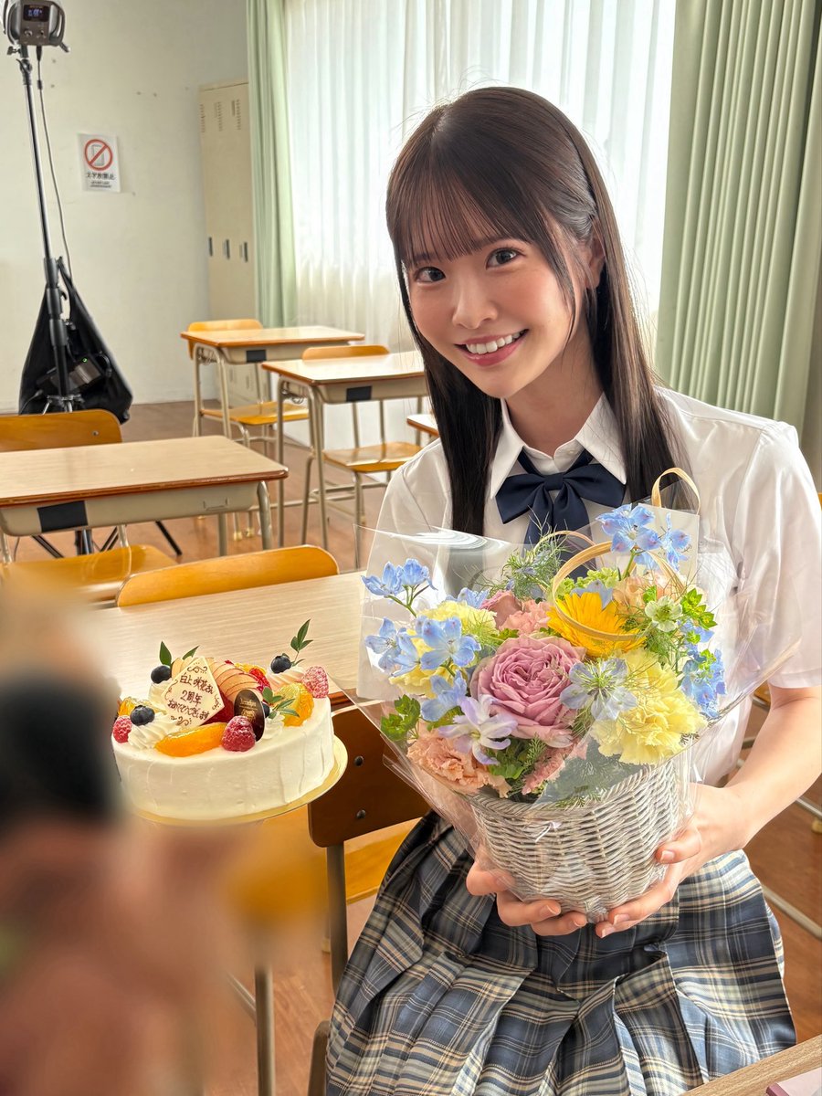 今月も無事に撮影終わりました🌻

そして4月23日でデビュー2周年🎂🧡
S1さんのプロデューサーさんと現場のスタッフさんにお祝いしてもらいました🥹✨

本当に幸せ者です…！！
2年目も全力で頑張るぞ〜🔥 https://t.co/MQePtyZ75x