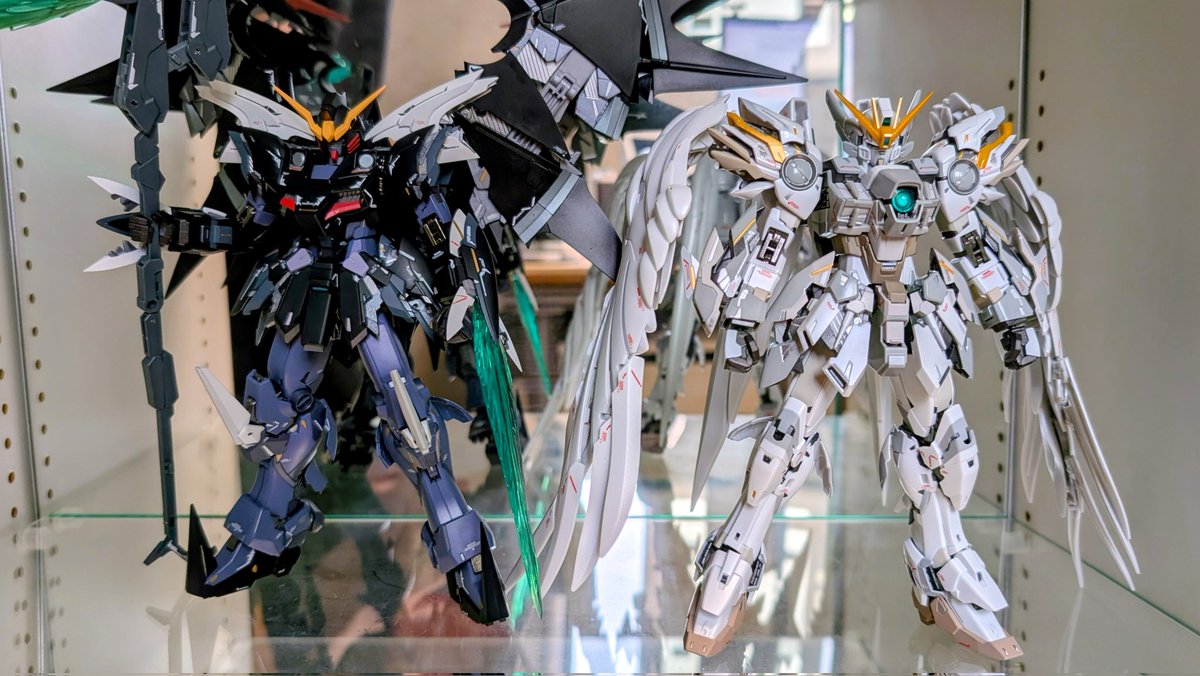 carr1211's tweet photo. クロークドカスタムきた！
スノーホワイトもウイングゼロも買えなかったから本当にようやく念願叶った…
とりあえず本体だけだけどデスサイズとの並び最高だぜ！
ただセラフィムユニット付けたら置き場所が。。。 https://t.co/aOdu6bZl8c