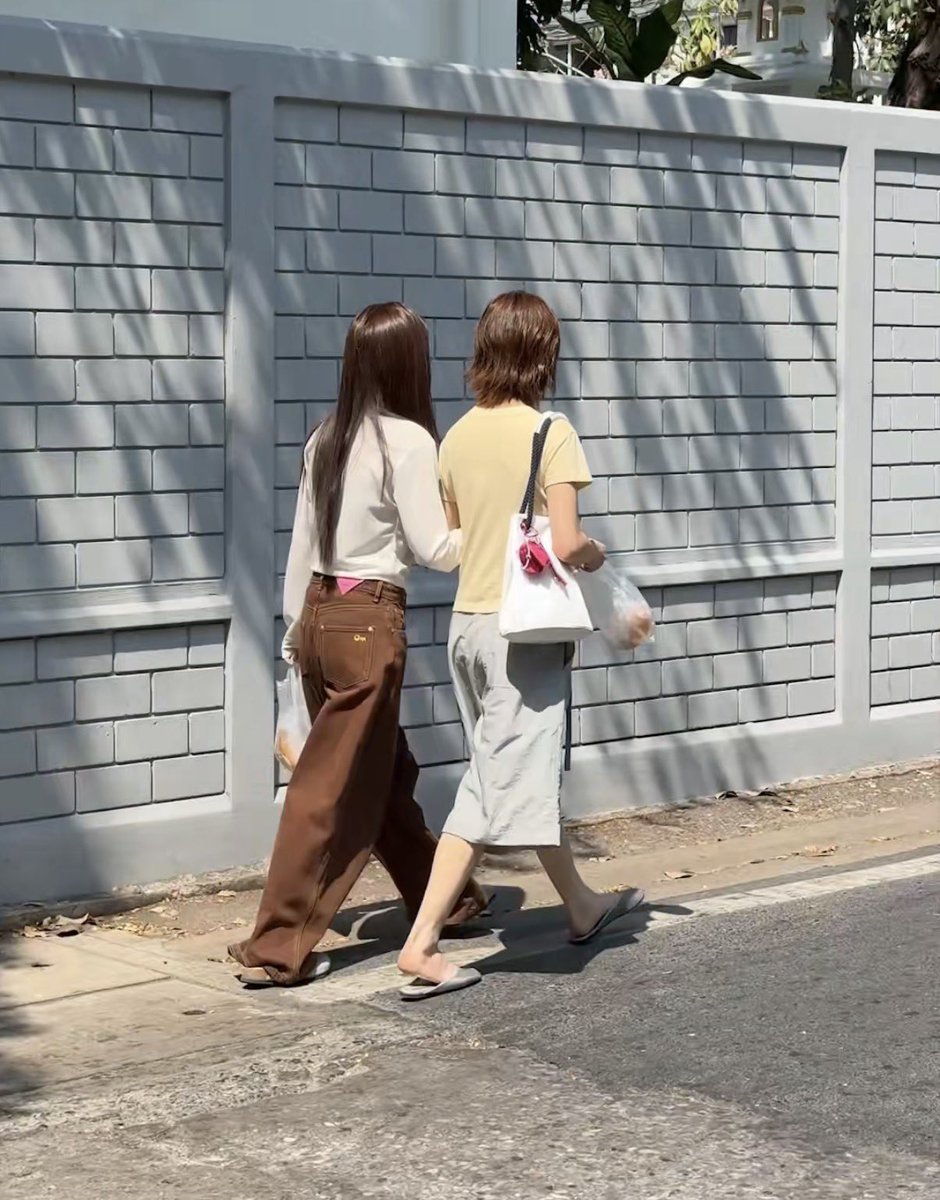 clocking2much's tweet image. ok girlfriends, let me in.

#emibonnie