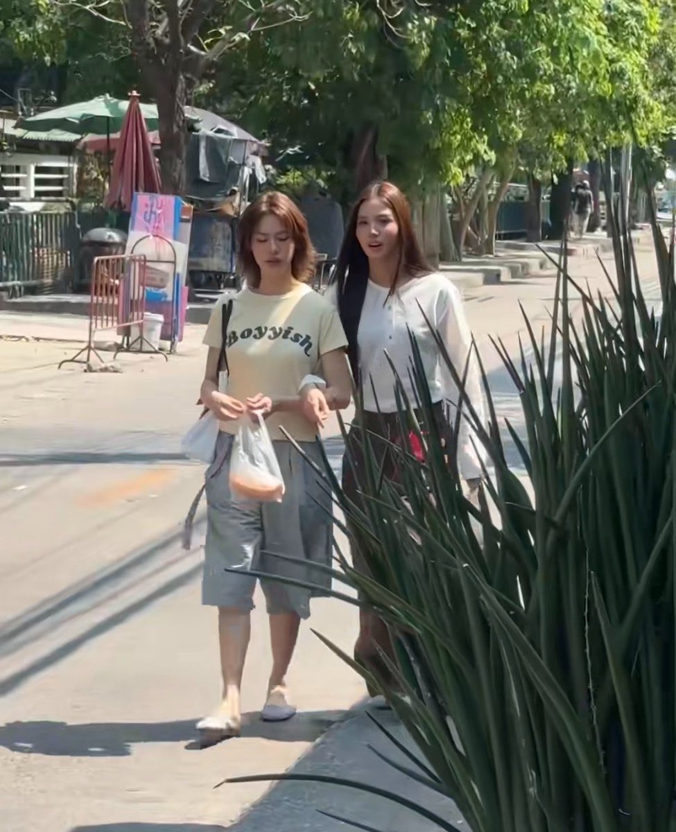 clocking2much's tweet image. ok girlfriends, let me in.

#emibonnie