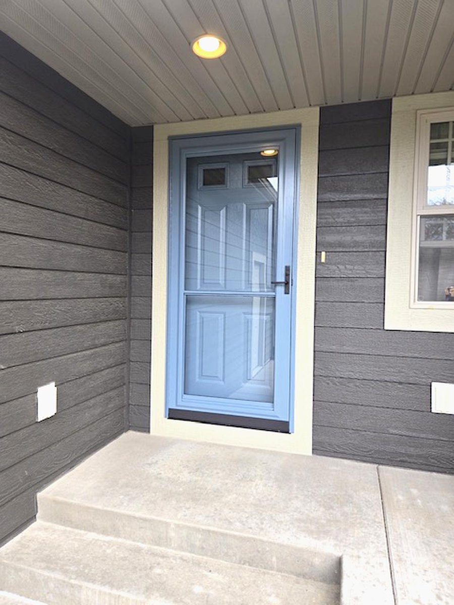 LindusCon's tweet image. 🚪 This installation features a @ProViaProducts steel entry door, built for durability and energy efficiency, paired with a full-view storm door for added protection and versatility. 🏡

#homeimprovement  #curbappeal #doors
