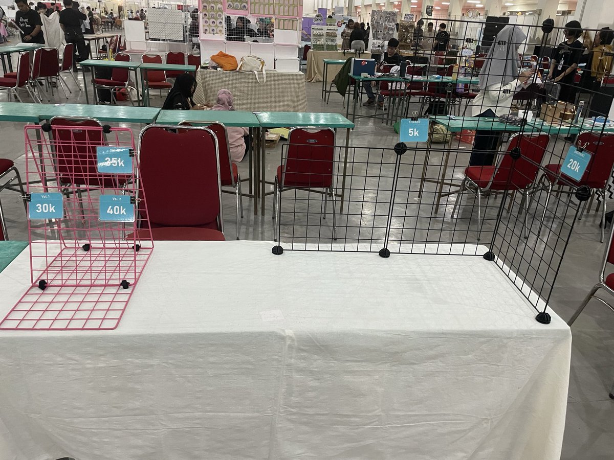 linemancer's tweet photo. Nyicil dikiiiitt aja buat persiapan besok #comipara6. Meja kami di D06 ygy.
Meja "dog" kalo kata anak2 circle tiap kali regroup di VC Discord. https://t.co/syMcvz6HJv