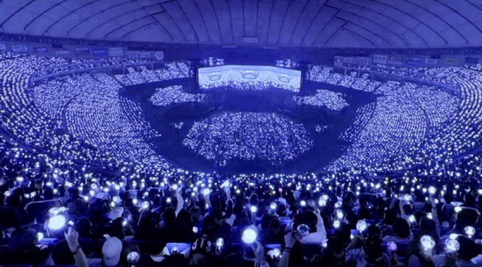 CCjo7949's tweet photo. Tokyo crowd really came in like they had one job: be loud, be locked in and shake the building with precision 😱  

The energy was insane. 
So coordinated. So passionate. 
So alive.🔥 

And before anybody starts, yes, every crowd has been amazing.  

But J-ARMY tonight? Whew. That was stunning.💜