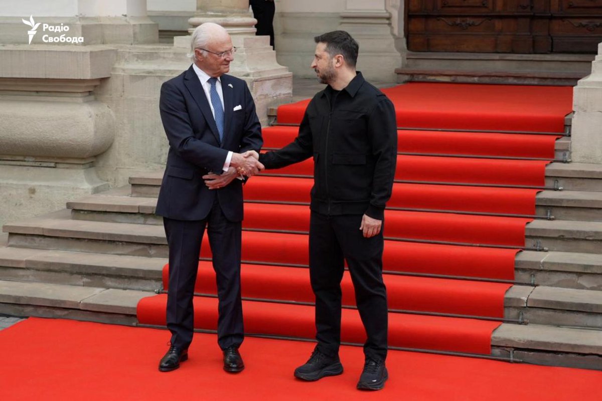 ukraine_world's tweet image. King Carl XVI Gustaf of #Sweden has arrived in #Ukraine 

The monarch and President Zelenskyy honored fallen soldiers and visited a rehabilitation center for wounded veterans.

This historic visit marks the first by a monarch since the war began.
📷: Radio Svoboda