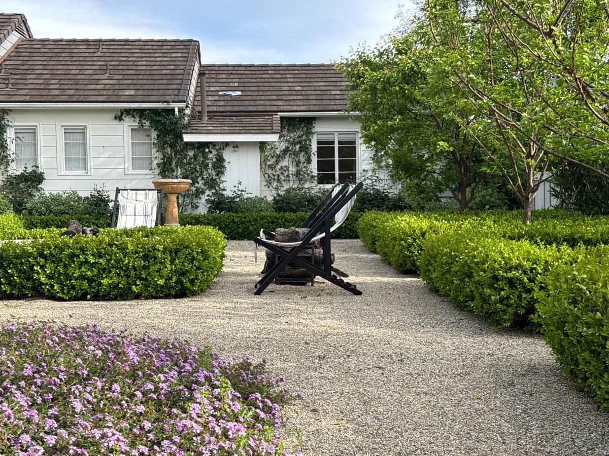PaulHendershot's tweet image. A relaxing pathway. See more stress-free gardens at paulhendershotdesign.com. Project Name: “Upper Ojai.” #landscapedesign by @PaulHendershot #paulhendershotdesign Photo: Wendy Fisher Location: Paradise Ranch Ojai tr.ee/SScxlql7Bl #homeandgarden #garden #house #HomeMoments
