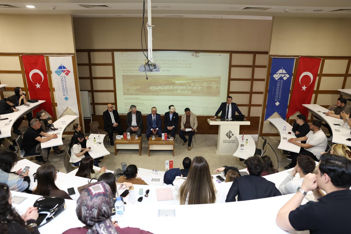 ihalilkilinc's tweet photo. 📍Hasan Kalyoncu Üniversitesi

15-22 Nisan Turizm Haftası etkinlikleri kapsamında, Hasan Kalyoncu Üniversitesi ev sahipliğinde düzenlenen “Yerelden Küresele: Gaziantep Turizminde Yenilikçi Dönüşümler” başlıklı panele katılım sağladık.

HKÜ Turizm İşletmeciliği Bölüm Başkanı Sn. Prof. Dr. Aziz Gökhan Özkoç’un moderatörlüğünde gerçekleştirilen panele; İl Kültür ve Turizm Müdürü Sn. Selçuk Korkmaz, Garo Rehberler Odası Başkanı Sn. Selçuk Kuşarı, GATOD Başkanı Sn. Şükrü Bozan, turizm profesyoneli Sn. Özgür Çözgener ve Belek Beach Resort Gece Müdürü Sn. Özkan Çiftçi katılım sağlamıştır.

Bölge turizminin gelişimine katkı sunan bu değerli organizasyonda emeği geçen tüm paydaşlara teşekkür eder, Turizm Haftası’nın sektörümüze hayırlı olmasını dileriz.