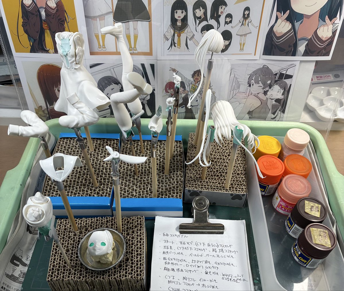 白サフ吹いてサポート痕や積層痕をチェック…多少見えてるトコあるけどいいか！(爆)肌色や黄色を乗せる下地や白線箇所に入念にGGX白を吹きました😊乾燥後に白目部分をマスキングゾルでカバー😊以後の手順の書き出しや使う色のピックアップも出来ましたので一安心😊

#出戻りモデラー