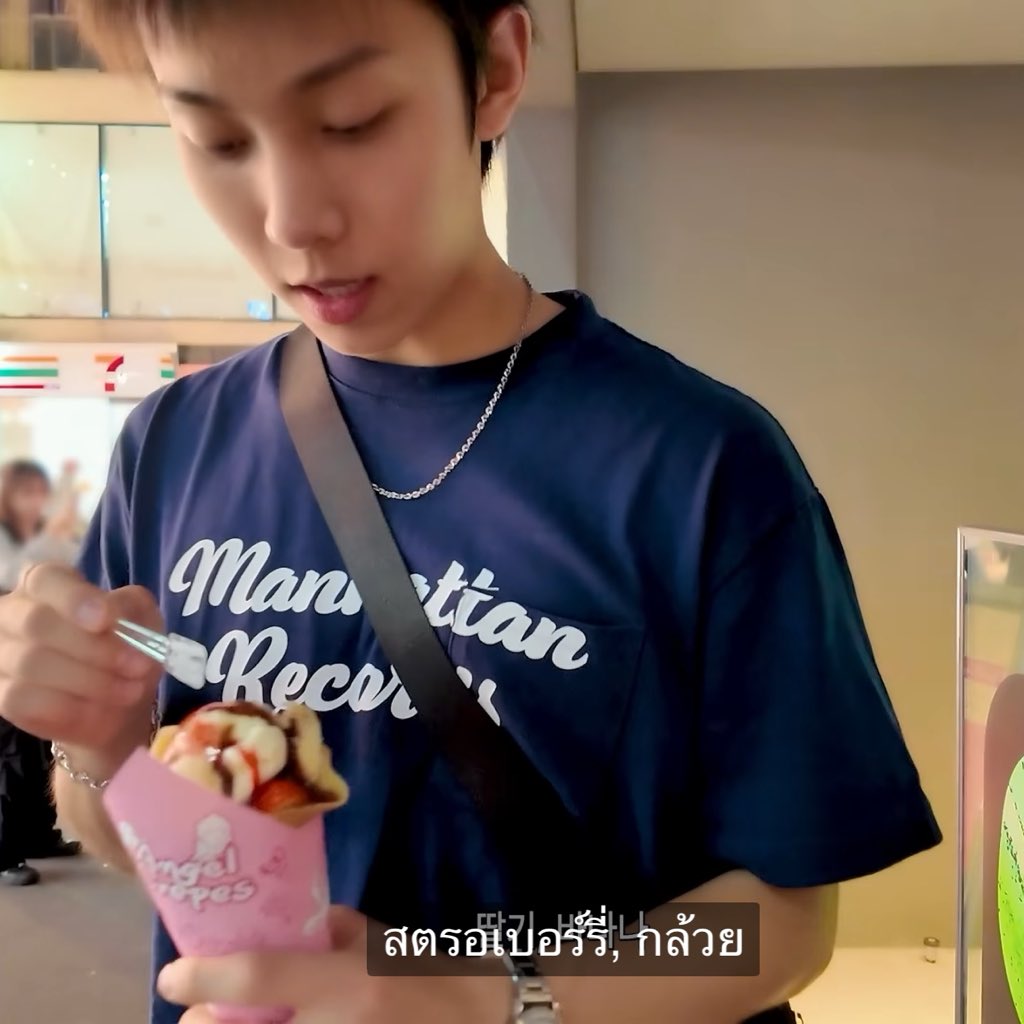 เห็นทรงแรปเปอร์แบบนี้แต่กินเครปไส้สตอเบอร์รี่กล้วยนะ